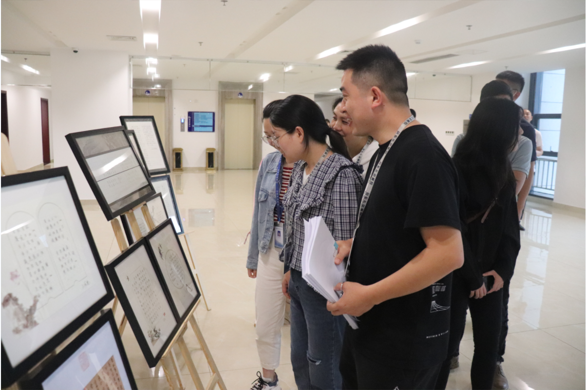 圖為：開投集團展出優秀獲獎作品，干部職工及家屬參觀書法作品，學習廉潔文化.png